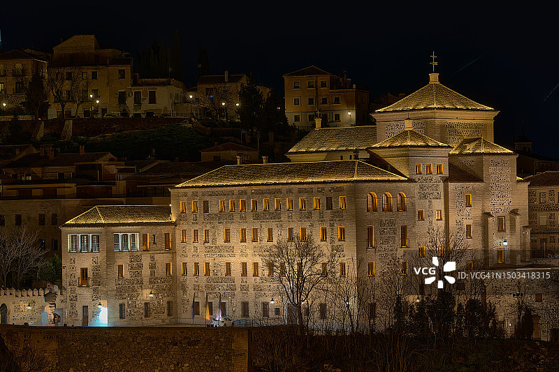西班牙托莱多夜间照明建筑景观图片素材
