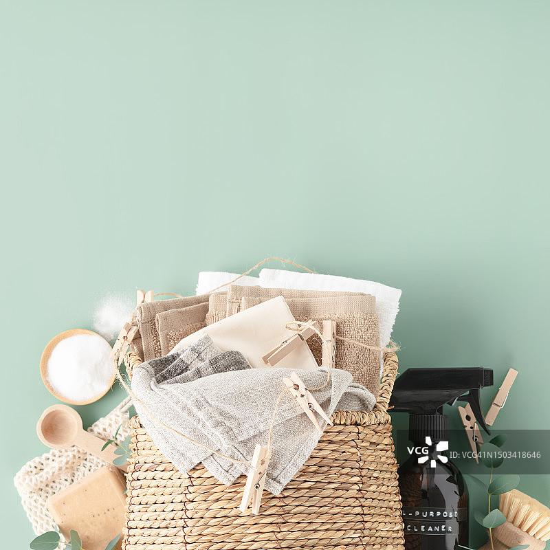 比利时桌子上的物品高角度视图图片素材