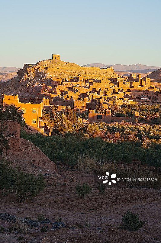 晴空映衬下的田野美景图片素材