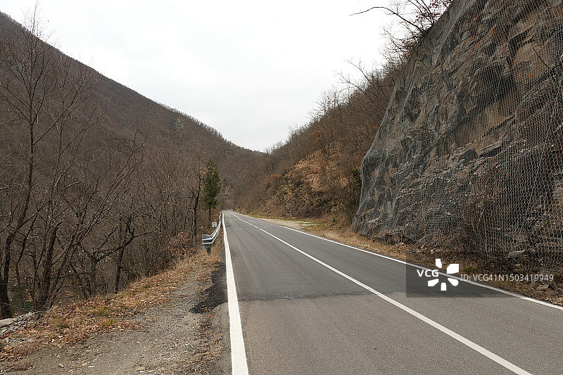 意大利皮亚琴察费雷雷山区公路图片素材