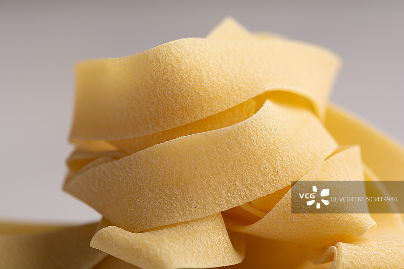 桌子上生意大利面的特写，意大利福贾图片素材