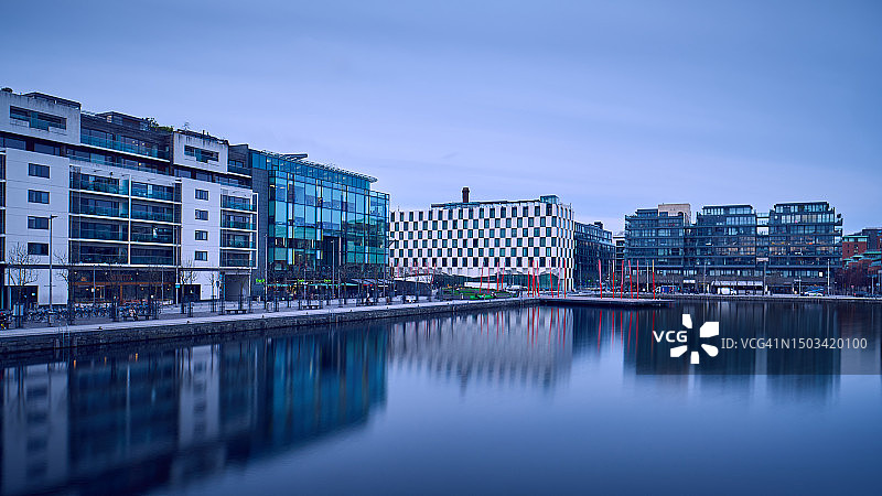 爱尔兰都柏林，天空下的河边建筑景观图片素材