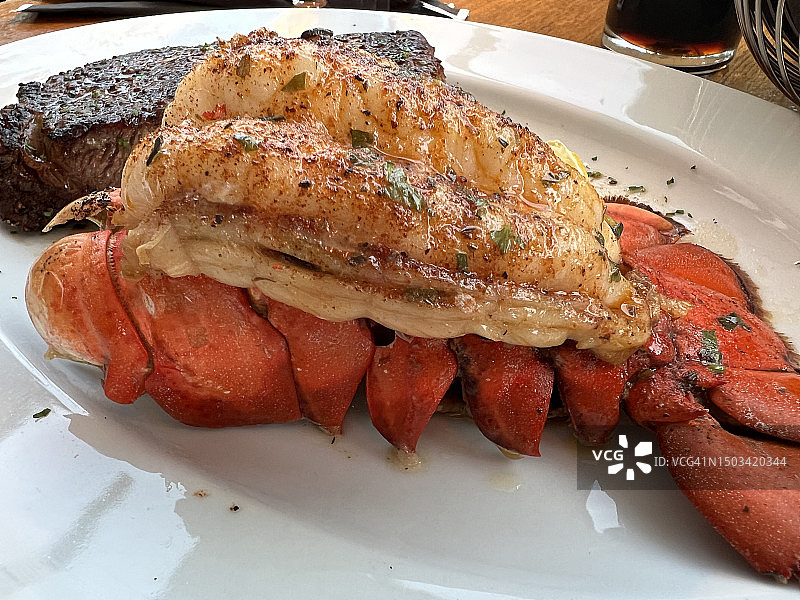 桌子上盘子里的肉特写，比佛利山庄，加利福尼亚州，美国图片素材