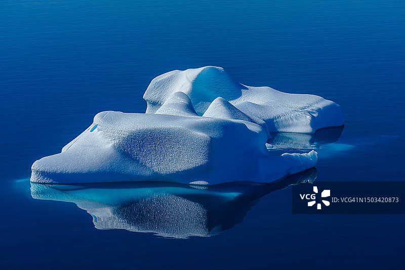 海中冰山特写图片素材