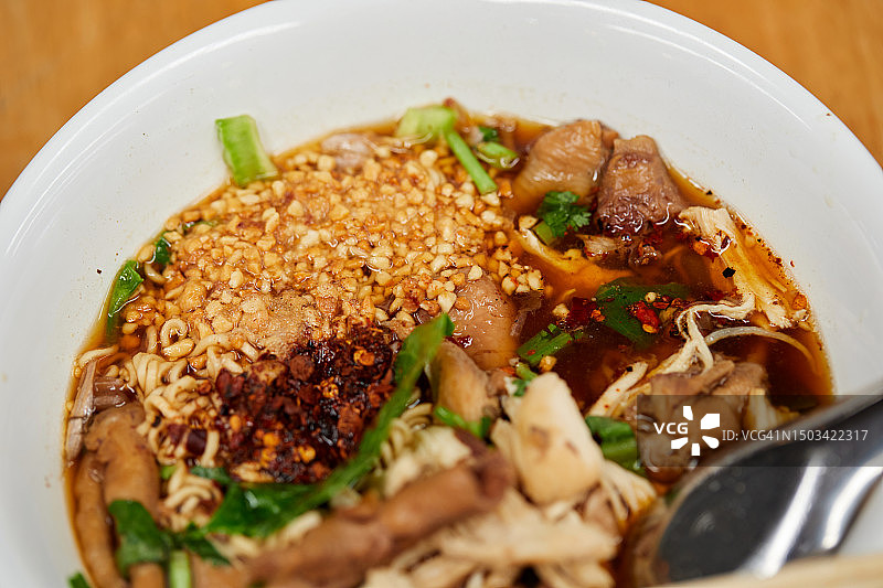 桌上碗里的汤特写，曼谷，泰国图片素材