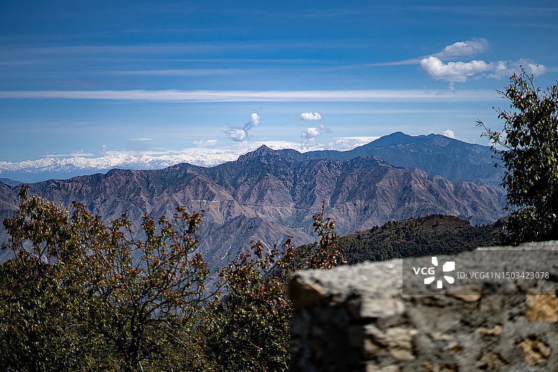 印度北阿坎德邦穆索里的蓝天山景图片素材