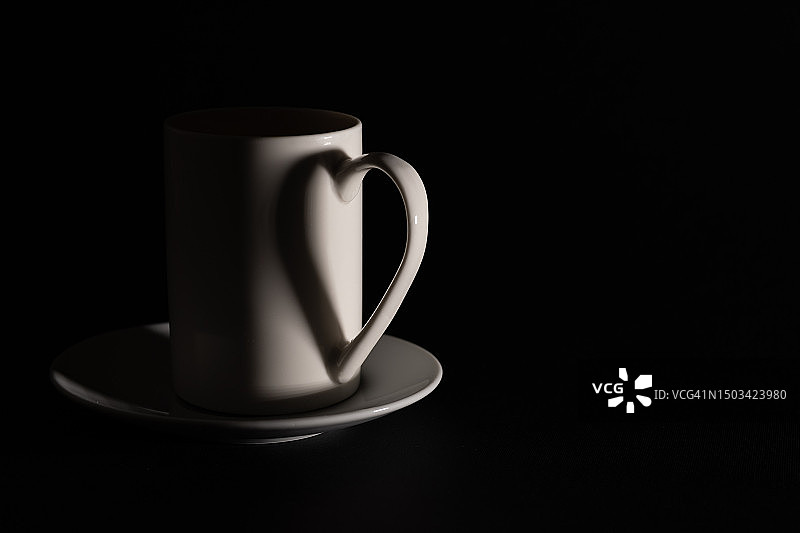 黑色背景上的咖啡杯特写，沙特阿拉伯图片素材