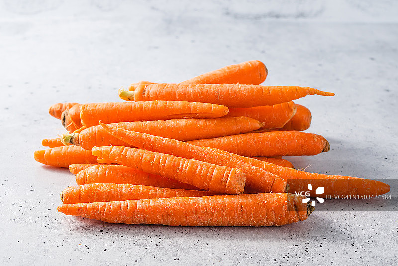 桌上的胡萝卜特写图片素材