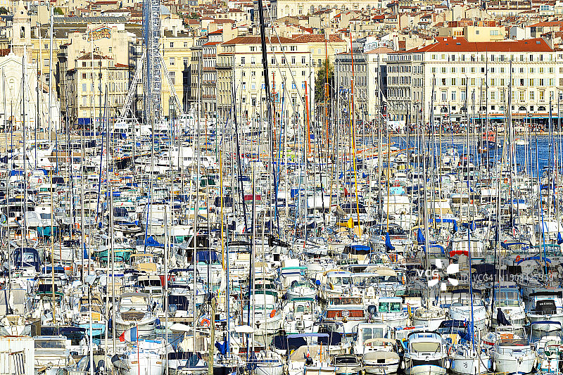 法国马赛：港口中停泊的船只（高角度拍摄）图片素材