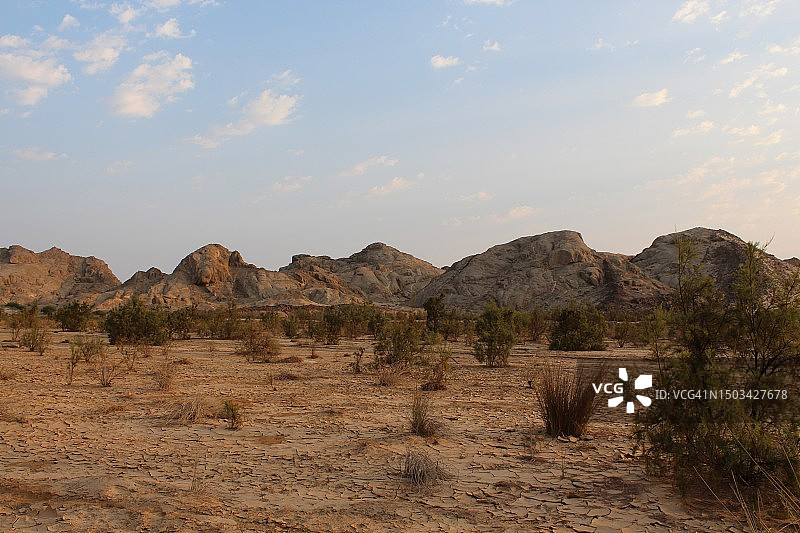 沙漠映衬天空的美景图片素材