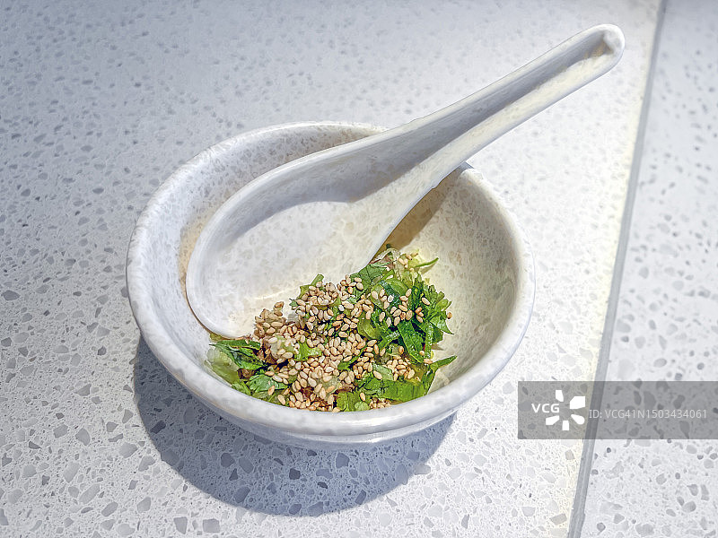 自制蘸酱，碗和勺子与水磨石桌面图片素材