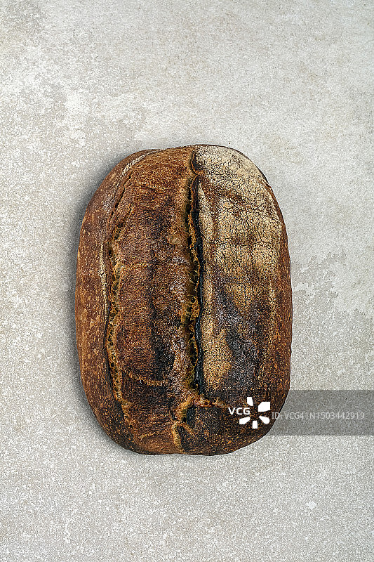 石板背景上的自制酵母面包图片素材