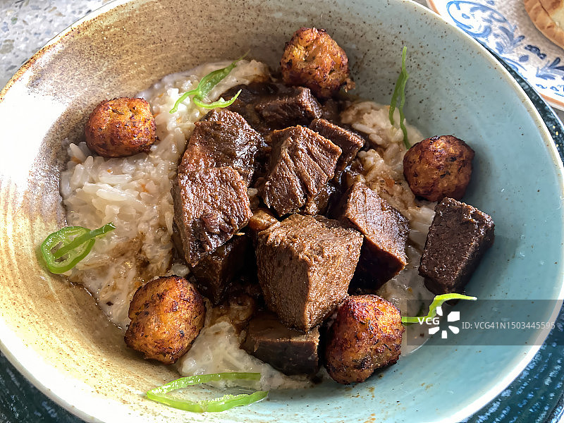 奶油椰子饭配烤牛肉和成熟的香蕉奶酪球图片素材