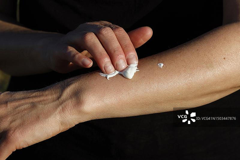 涂抹防晒霜，预防皮肤癌，六月，德国图片素材