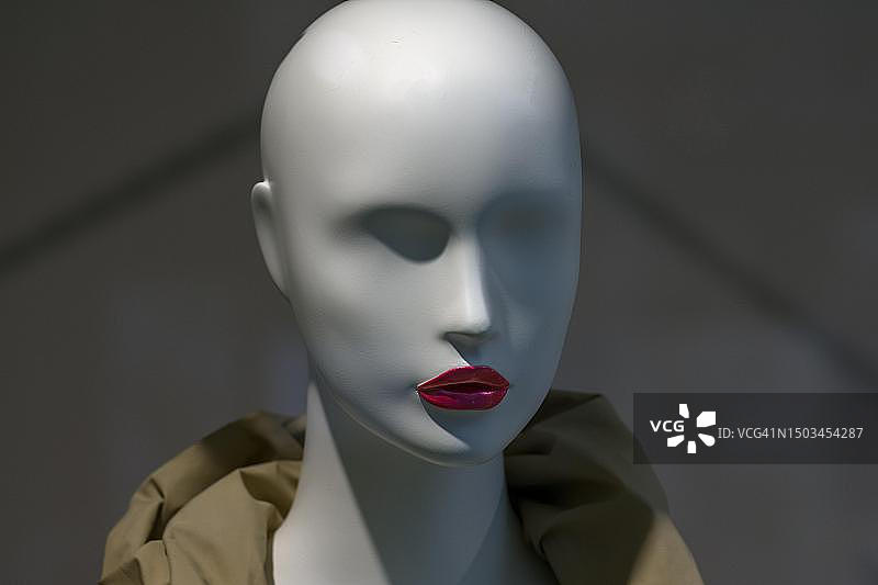 科布伦茨，莱茵兰-普法尔茨，德国，带红色嘴唇的白色人体模型头部图片素材