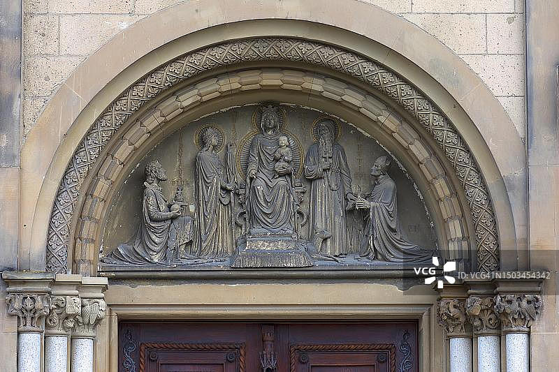 科布伦茨卡斯托尔教堂主入口的浮雕，德国莱茵兰-普法尔茨图片素材