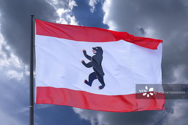 柏林旗帜在科布伦茨的天空中飘扬图片素材