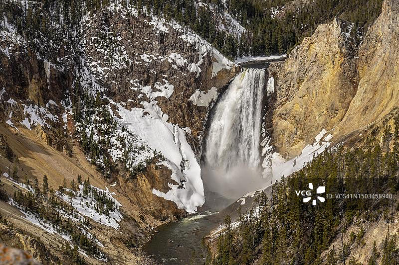 黄石国家公园瞭望点观黄石河下游瀑布（美国怀俄明州）图片素材