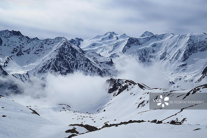 从奥地利蒂罗尔州塔沙赫haus旅游区看到的厄茨塔尔阿尔卑斯山的维尔德斯皮策峰，春天，云，雪图片素材