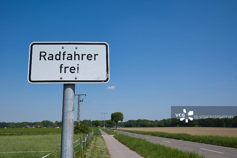 带有“自行车手免费”字样的标志，德国北莱茵-威斯特法伦州图片素材
