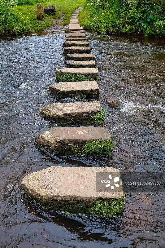 北约克沼泽国家公园小河上的踏脚石，英国约克郡图片素材