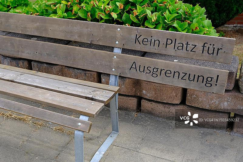 写有Kein Platz fuer Ausgrenzung字样的长椅，德国北莱茵-威斯特法伦图片素材