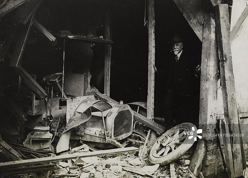 汽车历史：1910年左右法国的一起事故后的汽车残骸，19至20世纪原始数字修复复制品图片素材