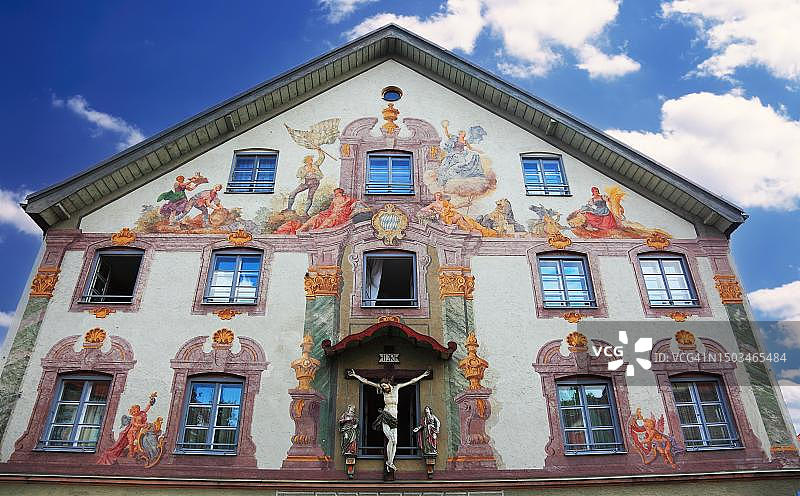 加廷格楼房，药房，德国巴伐利亚州魏尔海姆，海因里希·比克尔的墙绘图片素材