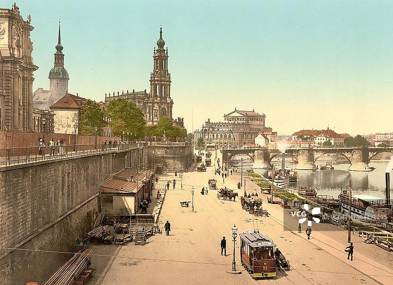 德国萨克森州德累斯顿易北河上的蒸汽船码头，19世纪老城区历史照片图片素材