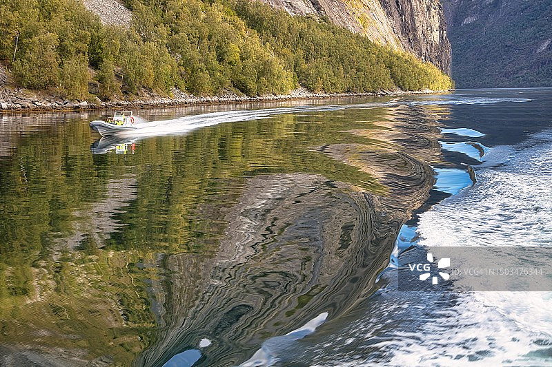 挪威盖朗厄尔峡湾的摩托艇（联合国教科文组织世界遗产）图片素材