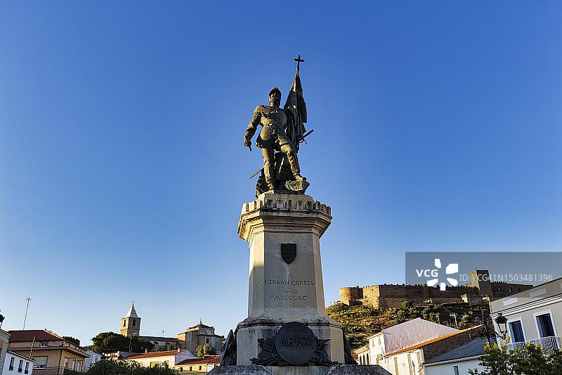 西班牙埃斯特雷马杜拉省麦德林城堡后的埃尔南·科尔特斯雕像图片素材