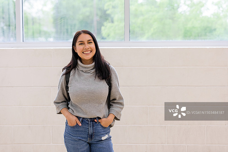 对着镜头微笑的年轻女子图片素材