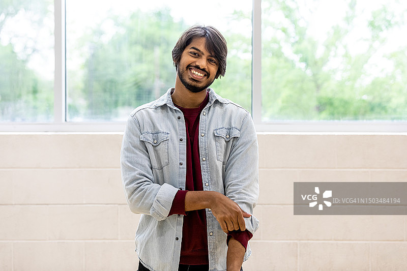 青年男性企业家对着镜头微笑图片素材