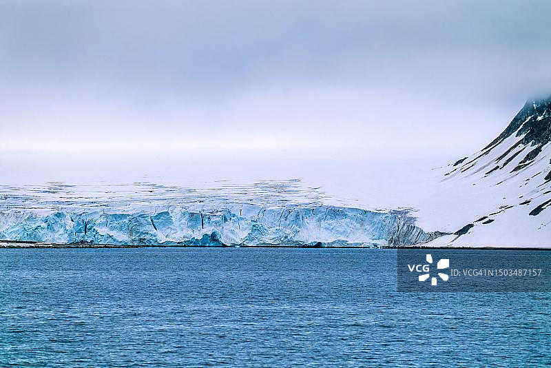 挪威斯瓦尔巴群岛海上冰川图片素材