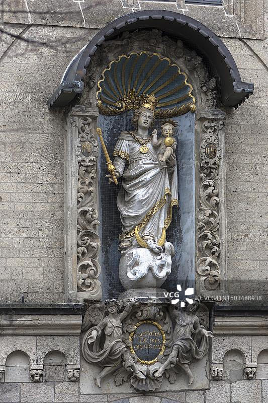 德国科布伦茨圣母教堂主立面的新月圣母雕塑图片素材