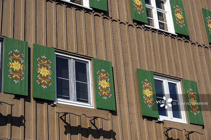绘有花卉图案的绿色百叶窗，外墙，奶酪厂，德国巴伐利亚州图片素材