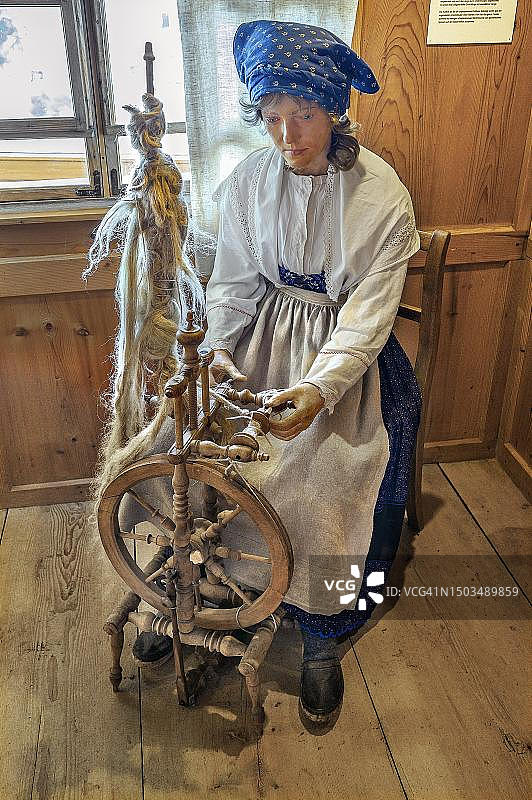 德国巴伐利亚州阿尔高山地农民博物馆的亚麻纺纱工雕像图片素材