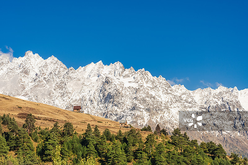 梅斯蒂亚山顶小屋，背景高加索山脉景色图片素材