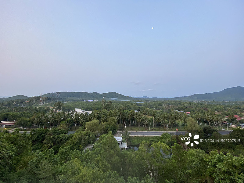 泰国苏梅岛绿色山丘航拍图片素材