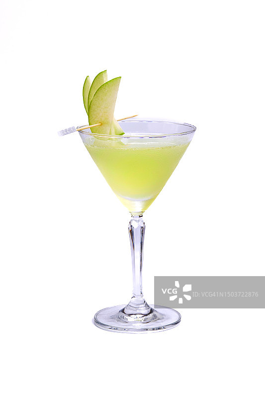 清爽苹果鸡尾酒与脆苹果片 - 适合任何场合的完美饮品图片素材