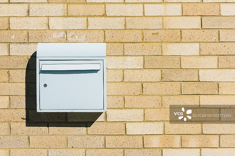 砖墙上的复古浅蓝色信箱图片素材