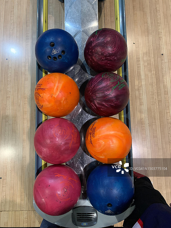 不同尺寸保龄球组合，俯视图图片素材