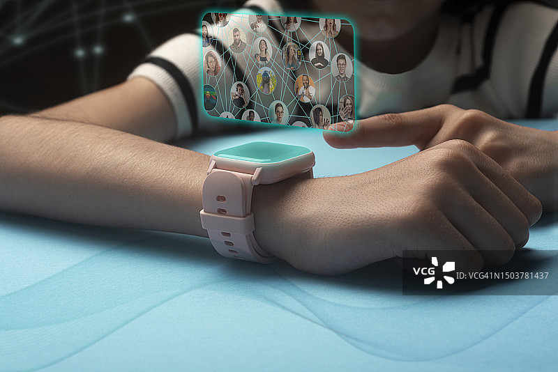戴着智能手表与一群朋友进行视频通话的女孩图片素材