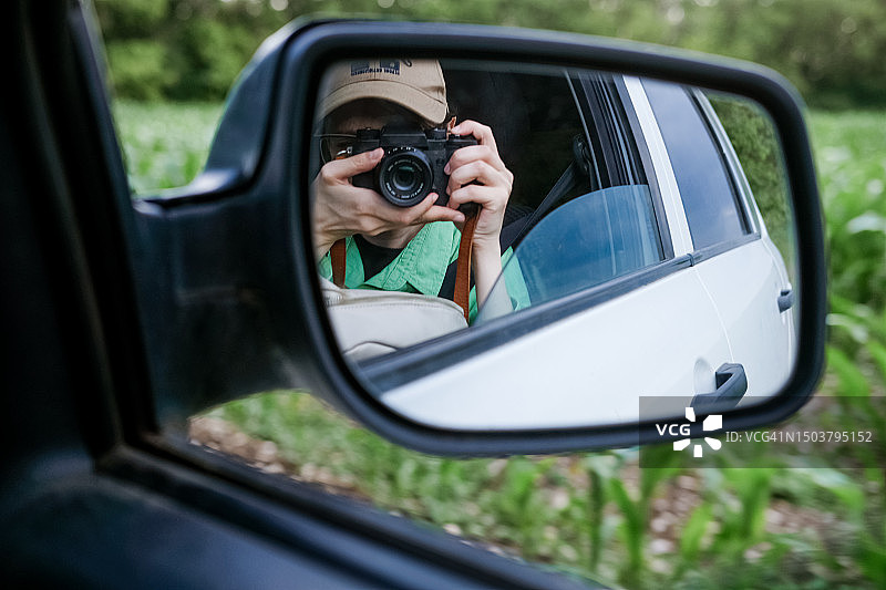 女孩驾驶中车内后视镜相机倒影图片素材