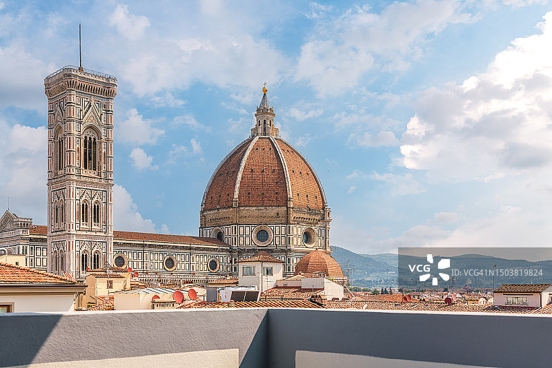 意大利托斯卡纳佛罗伦萨：从城市屋顶看圣母百花大教堂图片素材