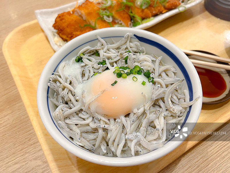 温泉蛋和白饭鱼丼饭图片素材