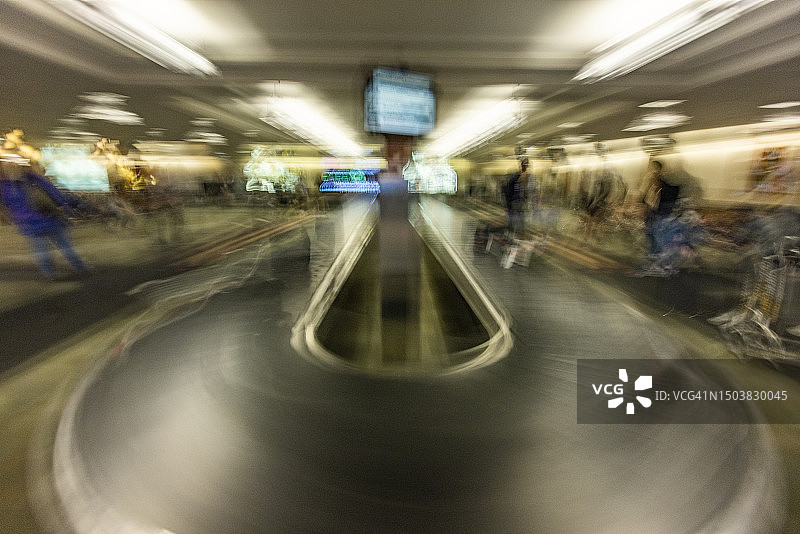 机场行李提取区模糊图像图片素材