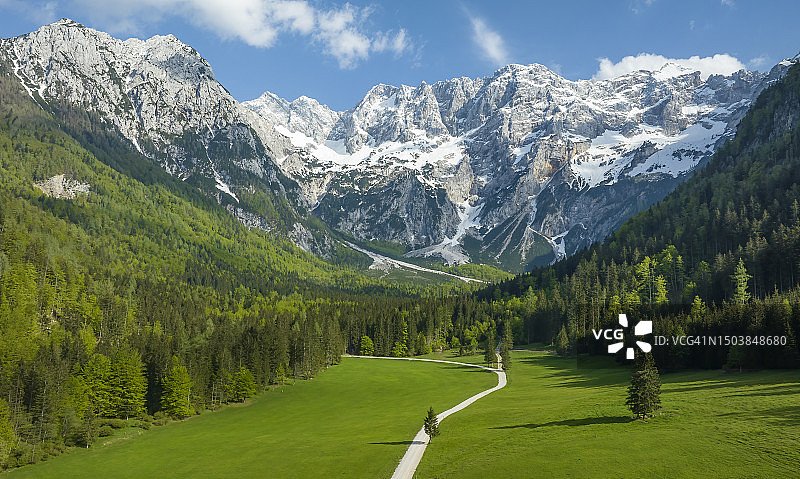 春季兹戈尔涅耶泽尔斯科山谷鸟瞰图片素材