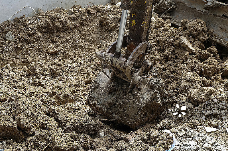 工业建设：施工现场的拖拉机挖掘——城市发展中图片素材