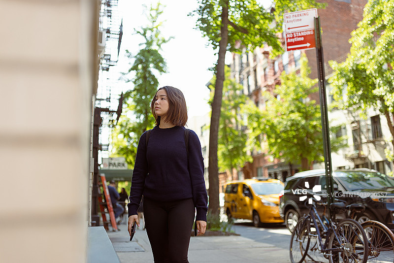 可爱的亚洲学生在纽约SoHo区逛街看橱窗图片素材